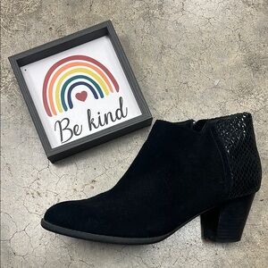 * Vionic Black Ankle Boots with Textured Finish and Pointed Toe